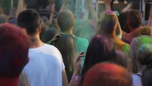 Joyful people waving hands and dancing at Holi fest, vacation, open-air party — Stock Video