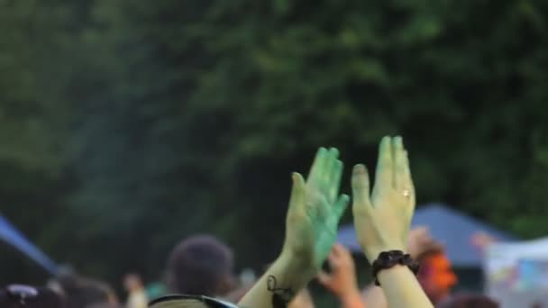Счастливые женщины, размахивающие руками и танцующие на празднике цветов, праздновании праздника Холи — стоковое видео