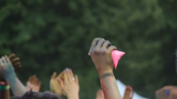 Radostné dav tleská a tančí na letní open-air hudební festival, dovolená — Stock video