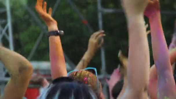 Волнующие мужчины и женщины танцуют и бросают пороховую краску на летнюю вечеринку — стоковое видео
