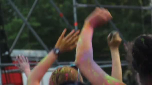Zomer partij, mensen behandeld in kleur verf dansen en schudden handen, Holi fest — Stockvideo