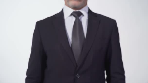 Imagem da cabeça do questionário em quadro-negro em mãos de empresário, procurando solução — Vídeo de Stock