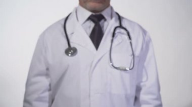 Sperm hücresinin içini blackboard doktor elinde, doğum kontrol çizilmiş prezervatif