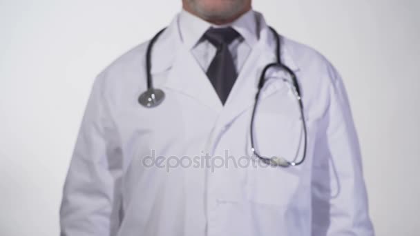 家庭医学文本在医生手中，全面的医疗保障的黑板上 — 图库视频影像