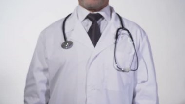 Salgın uyarı metnini doktor elinde, salgın yazı tahtası üzerinde yazılı uyarı