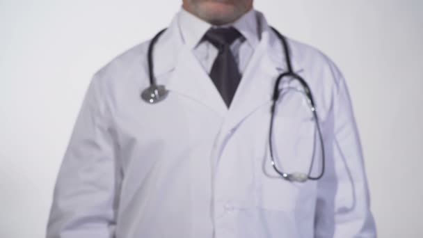 Символ розовой ленты, нарисованный на доске в руках врача — стоковое видео
