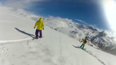 Aktif genç erkekler snowboard keyfini sürmek karlı dağ yamacında, yaşam biçimi