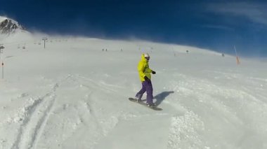 Aşırı kış sporları, karla kaplı dağ eğim aşağı acele snowboarder
