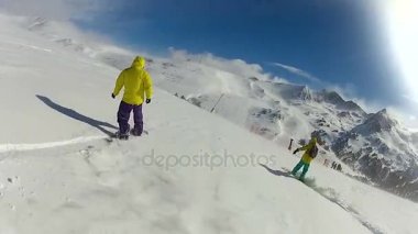 Aşırı arkadaşlar Snowboards karlı dağ yamacı, etkin boş aşağı sürme