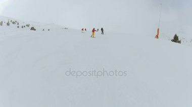 Aktif insanlar kış mountain Resort snowboard ve Kayak hileler öğrenme