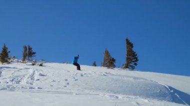 Eğleniyor aşırı hileler pratik ve karda, düşen deli snowboarder