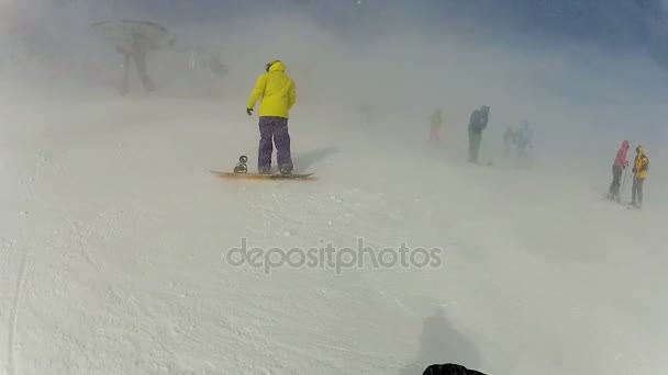 Опасный снегопад застал людей на вершине горы, смертельный лавинный риск — стоковое видео