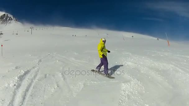 Snowboardåkare rusande nedför berget sluttar täckt med snö, extrema vintersport — Stockvideo