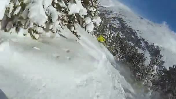Legrační sbalte amatérské snowboardistů, přátel, zábavné, zimní dovolenou — Stock video