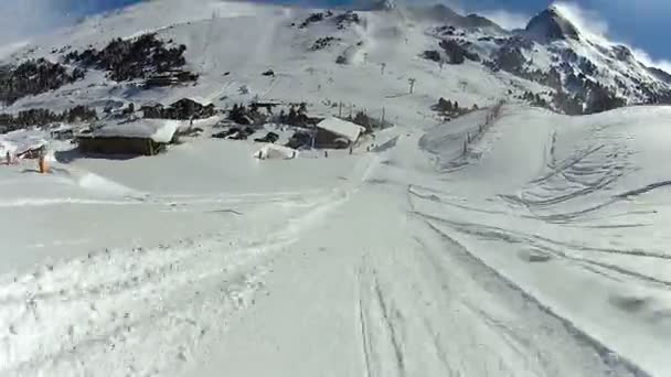 Člověk spěchá na snowboardu a klesající, legrační rekreace v mountain resort — Stock video