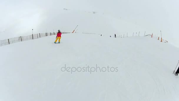 Mulher autoconfiante enérgica montando snowboard, tendo descanso ativo em montanhas — Vídeo de Stock