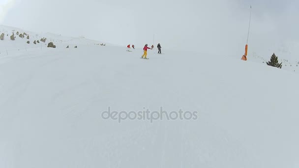 겨울 산악 리조트에서 스노우보드 및 스키 트릭을 학습 하는 활동적인 사람 — 비디오