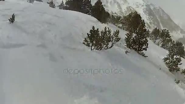 Persona va snowboard, perdedor divertido haciendo intentos fallidos truco, pov — Vídeo de stock