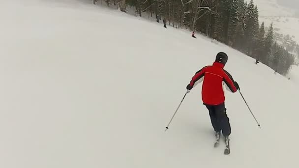 男子享受滑雪骑在避暑山庄、 积极的生活方式、 冬季休闲 — 图库视频影像