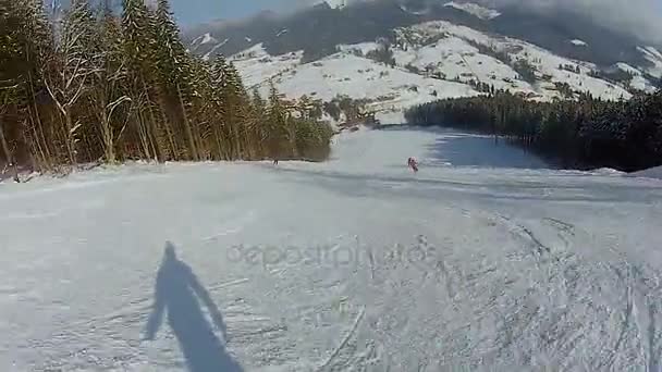 Freestyle snowboarder haciendo trucos durante el paseo por la pista de esquí en la ladera de la montaña — Vídeos de Stock