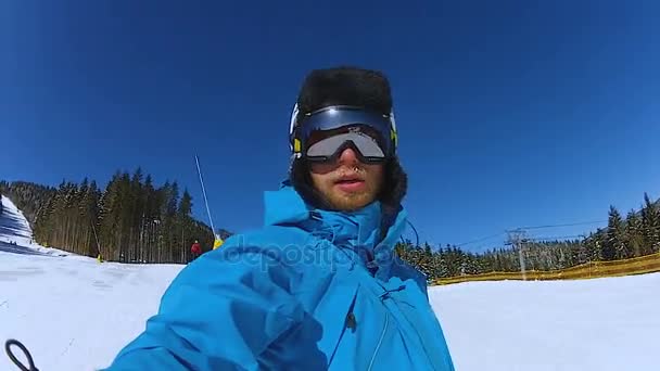 Selfie video de hombre joven extremo montando snowboard, vacaciones de invierno en las montañas — Vídeos de Stock