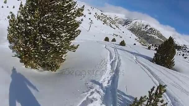 Sombra de snowboarder corriendo por la pista en la ladera nevada de la montaña, deporte extremo — Vídeos de Stock