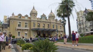 Monaco, Monte Carlo - Haziran 2016 yaklaşık: şehirde gezi. Monte Carlo Casino, Monako, etrafında gezi tur ile ilgilenen turistler seyahat