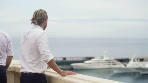Богатый миллиардер смотрит на дорогую яхту, роскошный образ жизни богатого человека — стоковое видео