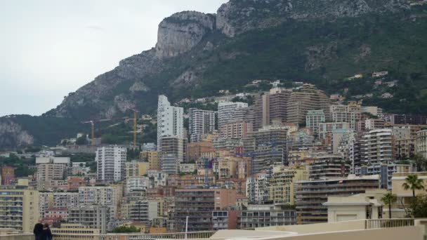 Современные многоквартирные дома у подножия скалы в Монако, жилье недвижимости — стоковое видео
