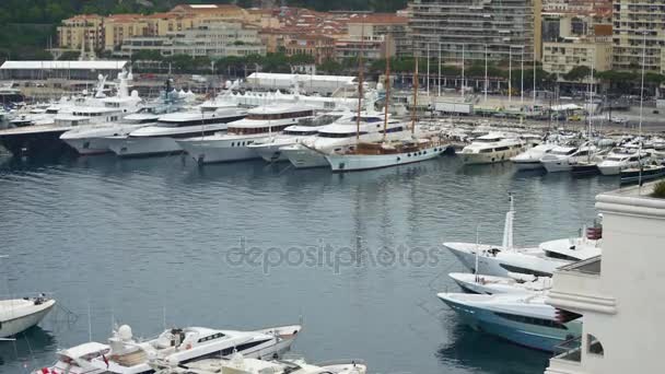 Lyxiga privata båtar förtöjd i hamnen, prestigefyllda yacht club i Monaco, rikedom — Stockvideo
