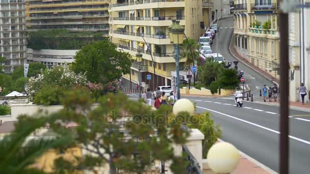 Tráfico urbano por carretera y modernos edificios residenciales en Montecarlo, Mónaco — Vídeos de Stock