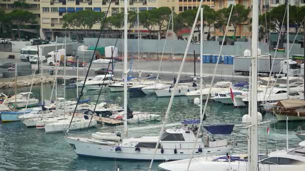 Puerto con muchos barcos y yates caros atracados, hobby de lujo de la gente rica — Vídeos de Stock