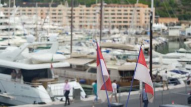 Rüzgar, ufuk lüks yat kulübü Harbor Monaco çırparak ülke bayrakları