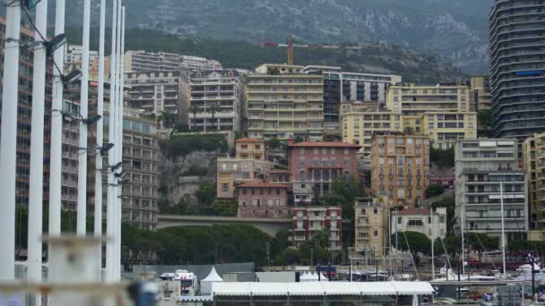 Városképet gazdagító épületnek szánták a Monaco aktív forgalom és a sok magas lakóházak — Stock videók