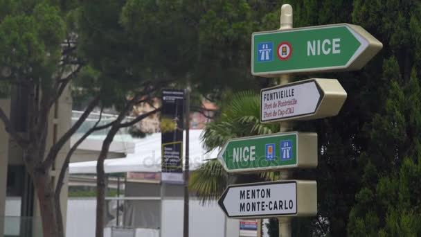 Sinal de estrada em Mônaco indicando direção para Nice e Menton, viagem de carro para a Europa — Vídeo de Stock