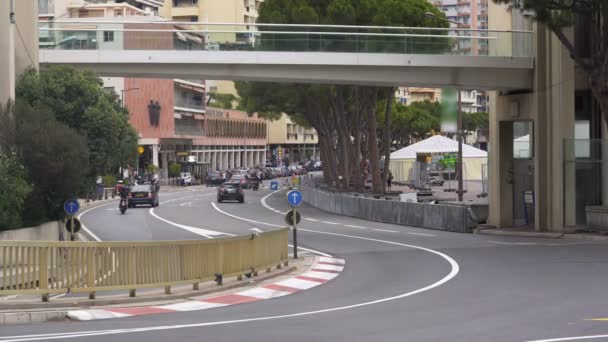 Aktiivinen kaupunkiliikenne Circuit de Monaco tiellä, Formula 1 Grand Prix paikka — kuvapankkivideo