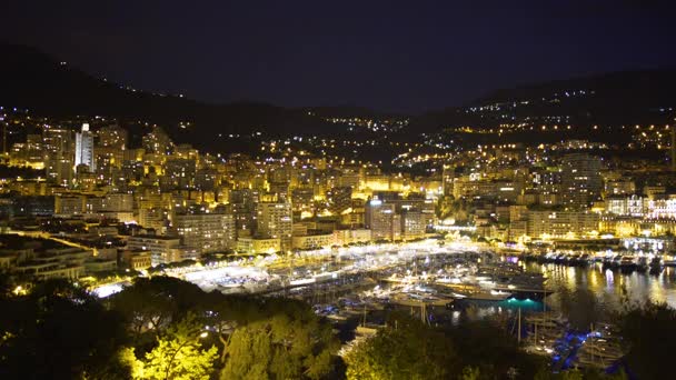 Vista nocturna de Montecarlo en Mónaco, casas iluminadas y yates en el puerto — Vídeo de stock