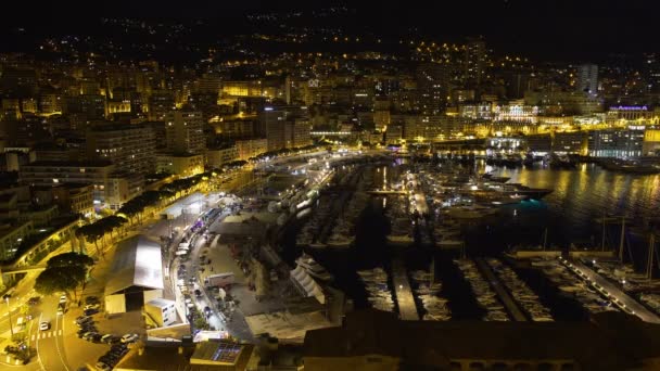 Işıklı bir Monte Carlo gecesi, lüks yatların ve otel muhteşem manzarası — Stok video