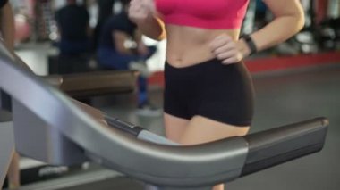 Uygun Bayan spor salonunda, aktif egzersiz sağlıklı ince vücut için koşu bandı koşu