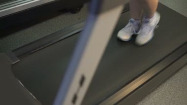 Koşu bandı kilo kaybı için aktif egzersiz fazla kilo olan kadın