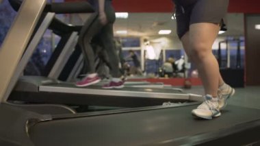 Kilo vermek için çaba zar zor koşu bandında yürüyüş sağlıksız şişman kadın