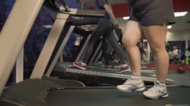 Büyük göbek ve şişman kalça koşu bandı üzerinde kilo kaybı egzersiz ile genç bayan