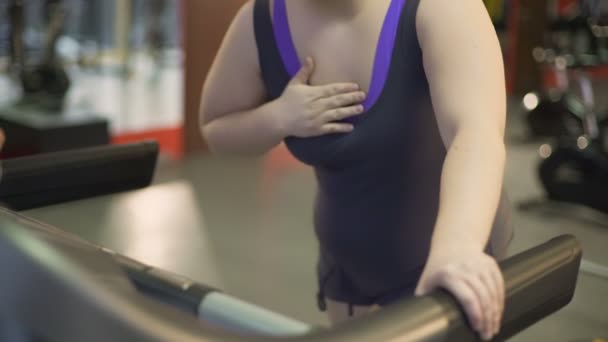 太りすぎの女性の苦しみ、心の痛み、呼吸困難、トレッドミル トレーニング — ストック動画