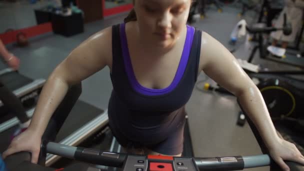 Szorgalmas elhízott hölgy keményen dolgozik a tornateremben, törekvő, karcsú és egészséges — Stock videók