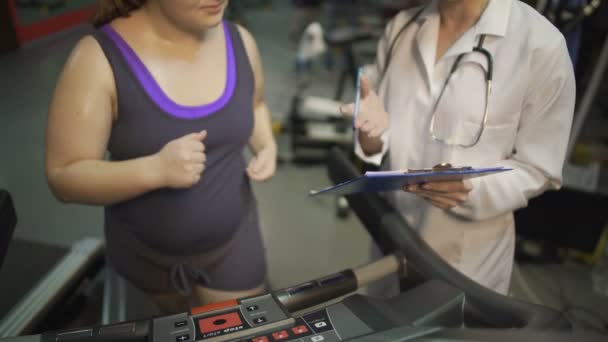 Overgewicht lady en voeding arts gezond dieet voor weight loss plan — Stockvideo