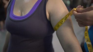 Spor, kilo kaybı programı sonuçları olarak çalışma sonra kadının silah ölçme eğitmen
