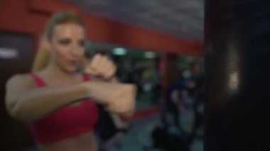 Güçlü sportif Bayan boks torbası, eğitim kas ve koordinasyon Delme