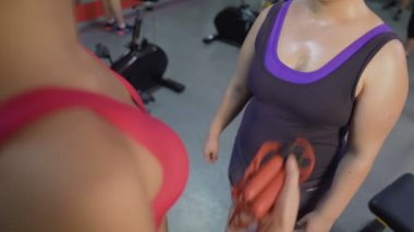 İdeal vücut obez kız, spor sağlık için atlama ip verilmesi ile ince kadın