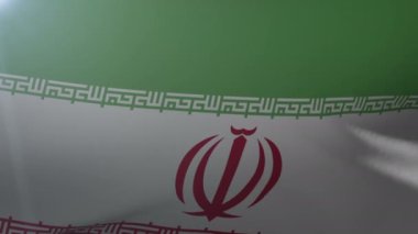 Bayrak bayrak direğine rüzgarda, özgürlük'ın ulusal sembolü olarak Iran sallayarak