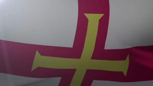 風、自由の国の象徴の旗竿に手を振るガーンジー島の旗 — ストック動画